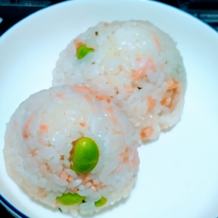 塩鮭と枝豆のおにぎり